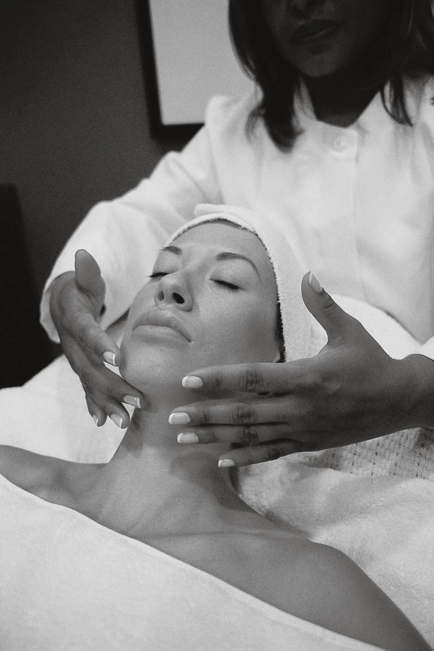 Tratament facial profesional în cabina de cosmetică, cosmetică facială București