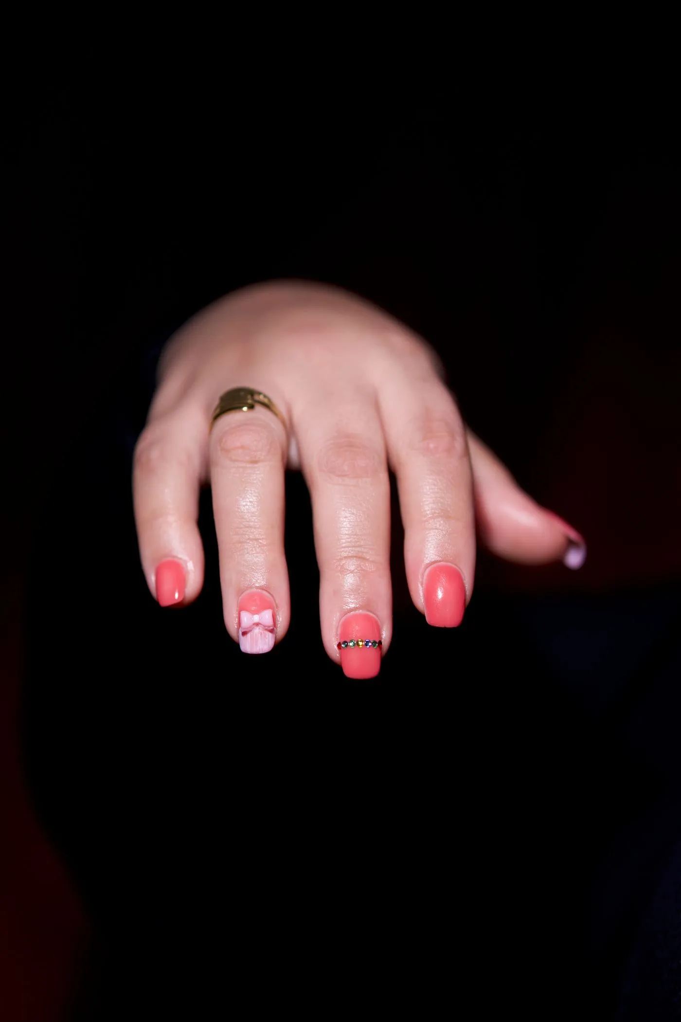 Pedichiură cu ojă semipermanentă roșie și nail art, pedichiură București
